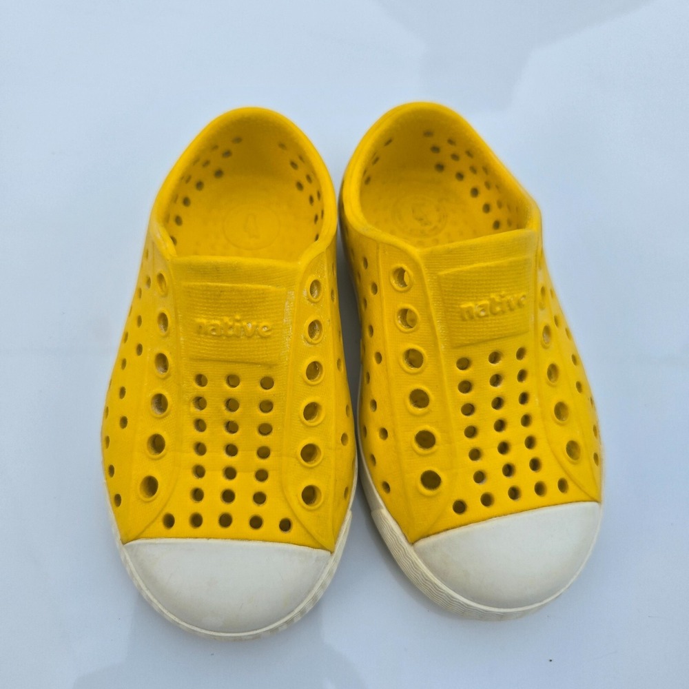 Native Shoes,โ Jefferson Child, Kids Lightweight Sneaker, Crayon Yellow C6